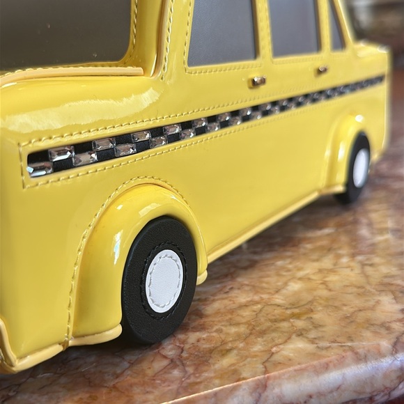 Kate Spade Taxi Cab Handbag w/dust cover - Picture 13 of 16